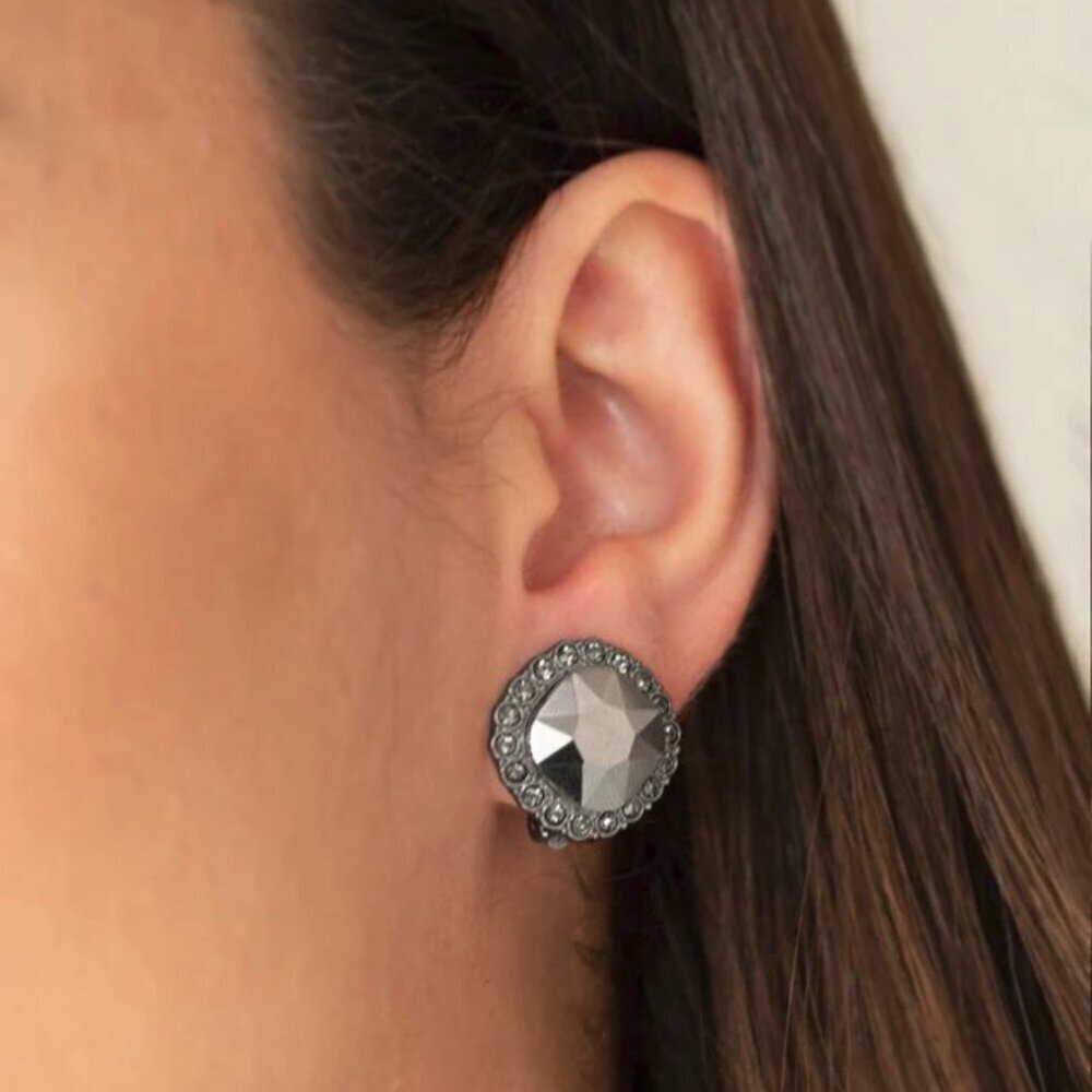 Paparazzi Jewelry Accessories - Diamond Duchess - Black Earrings - Vintage